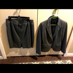 Express skirt suit, Dark Grey, great condition!!